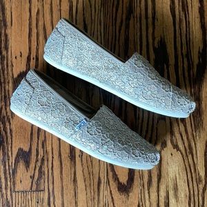 Toms | Crochet Flower Gold Sparkle Flats